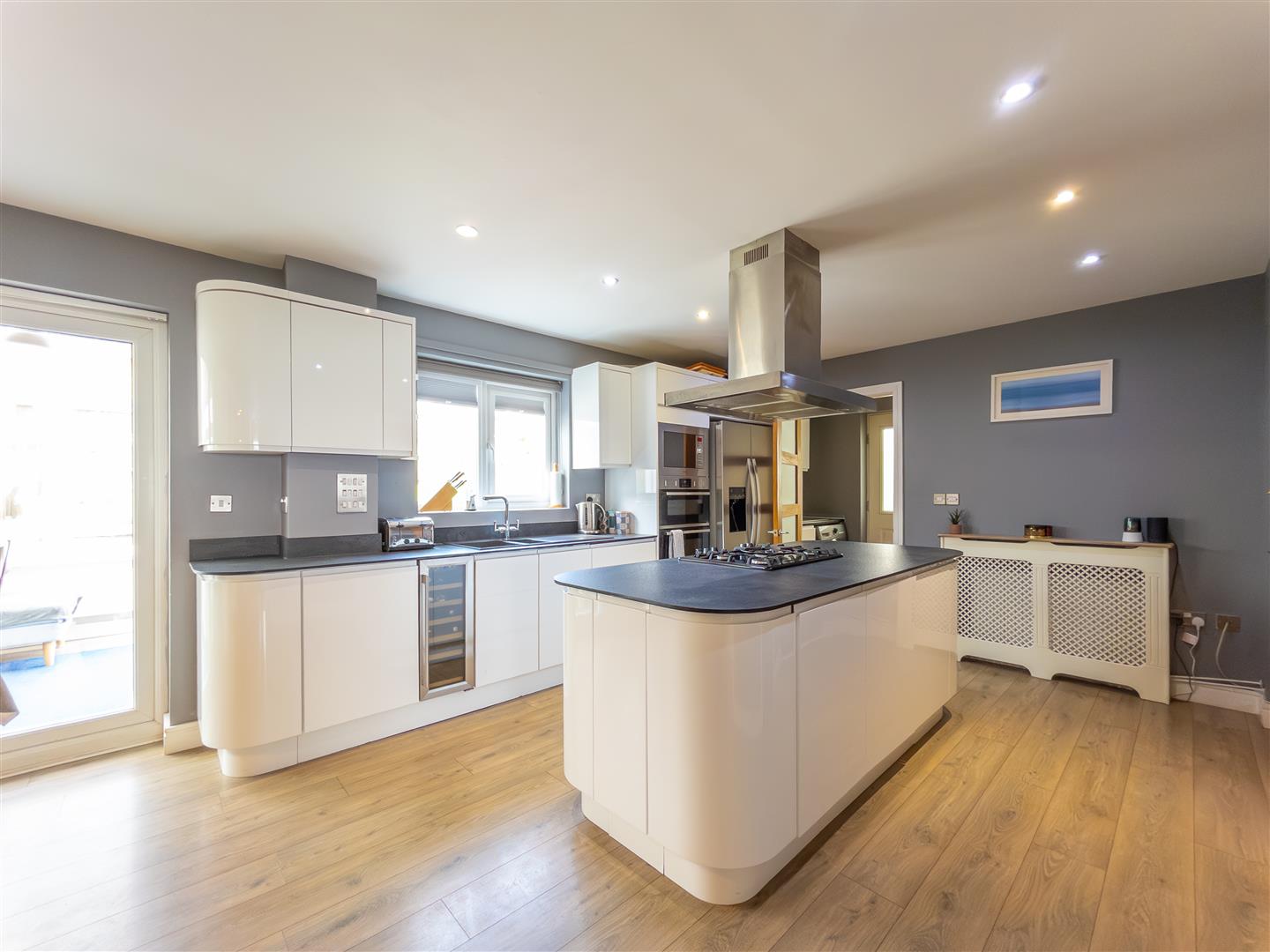 Hellis Wartha, Helston